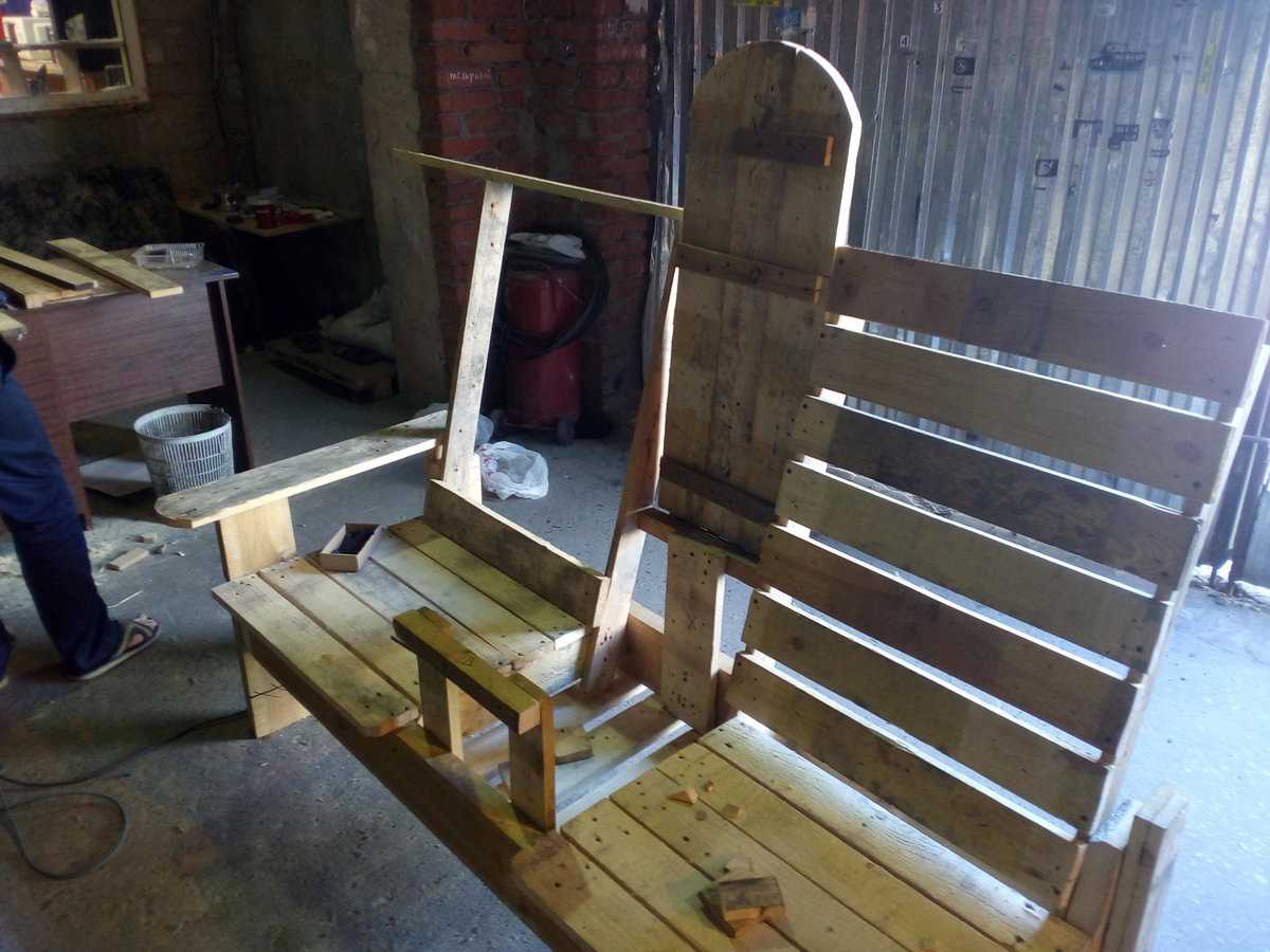 Простая дачная скамейка из старого поддона своими руками