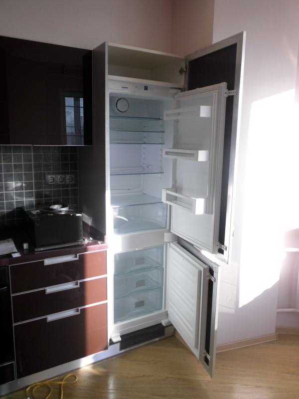 Можно ли встроить обычный холодильник в кухонный гарнитур: пошаговая инструкция, схема и чертеж, советы по монтажу и техника безопасности