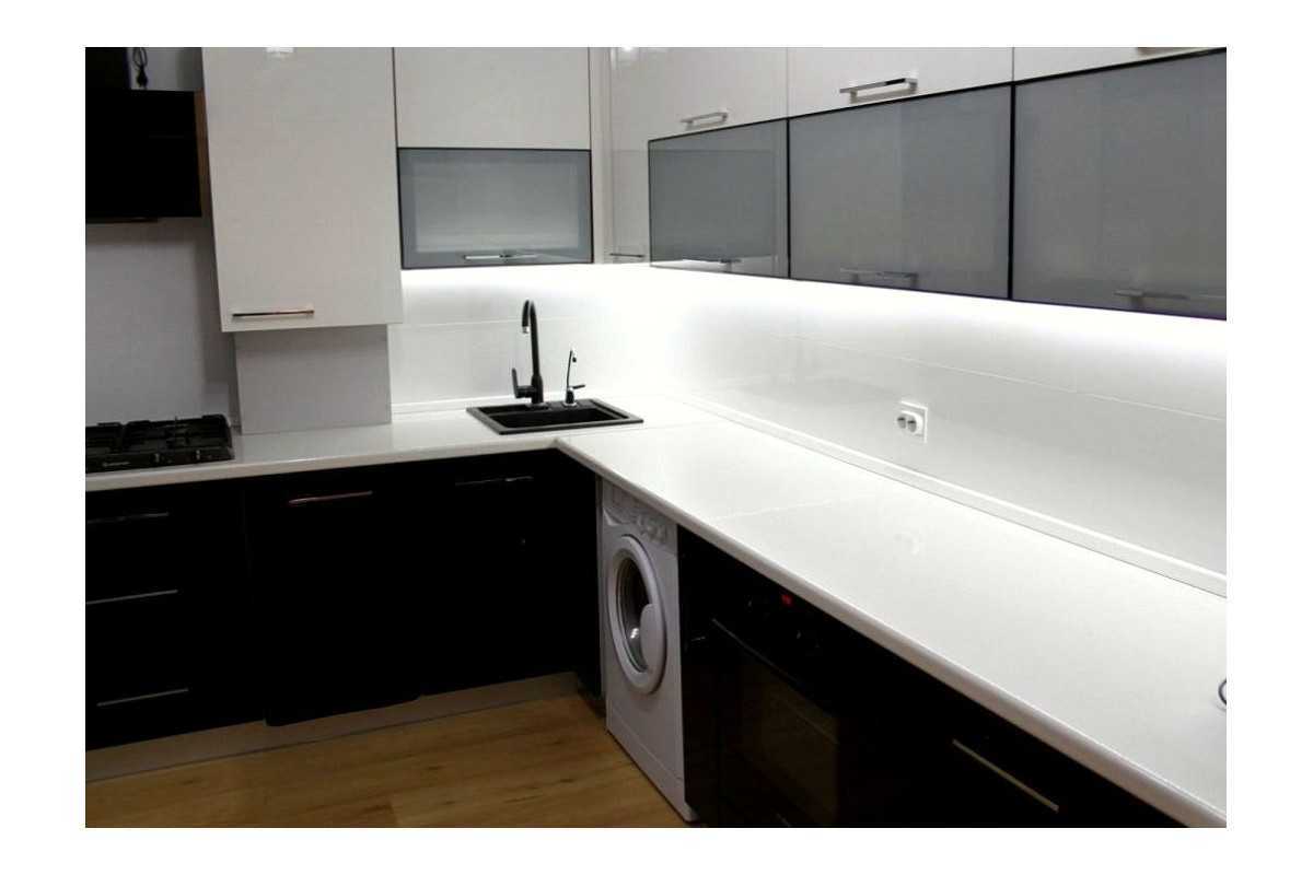 Белая кухня с черной столешницей (28 фото в интерьере): 5 подсказок по дизайну