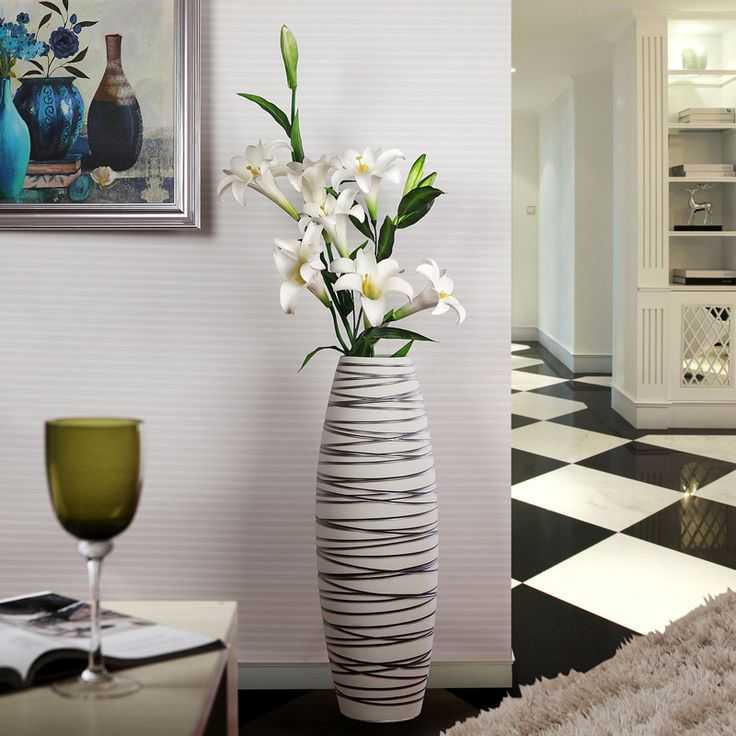 Напольные вазы с цветами в интерьере - оригинальные идеи размещения с фото