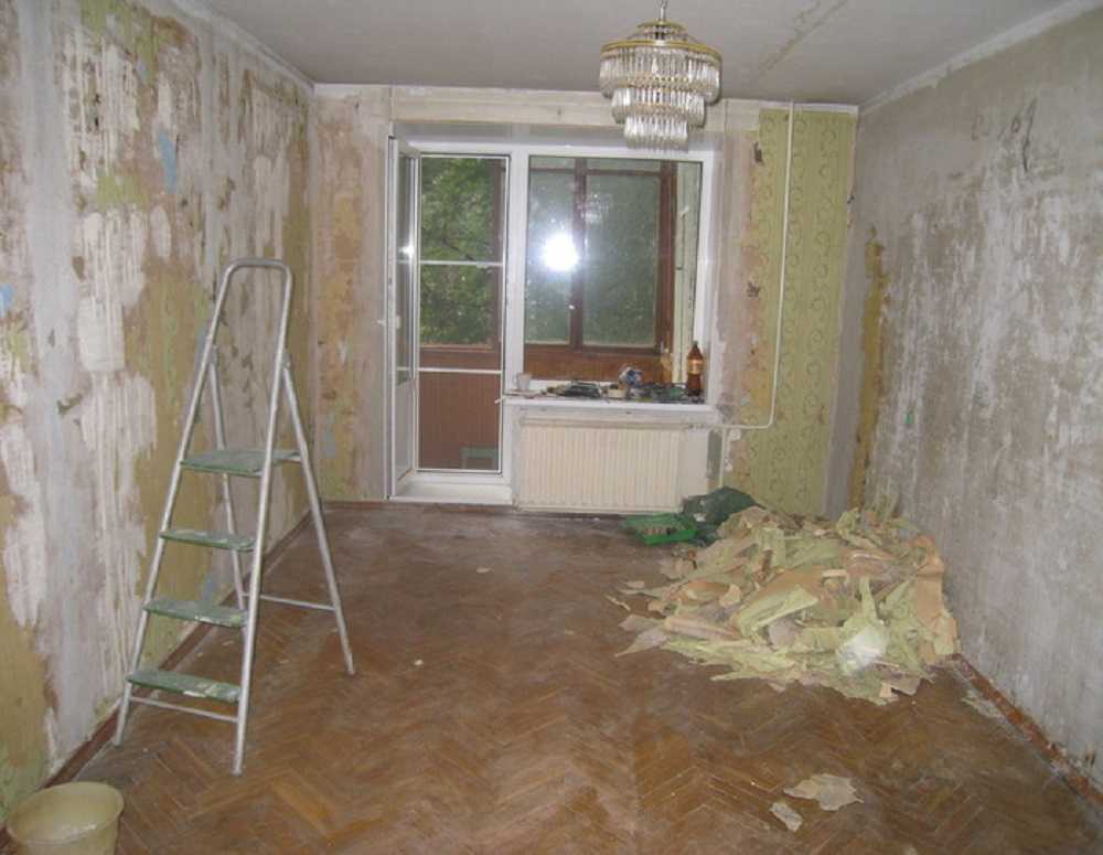 В своё время аскетичные дома хрущёвской постройки позволили решить проблему острой нехватки жилья, сегодня их сносят по программе реновации, в то же время советские типовые квартиры продают, покупают, а самое главное – в них живут