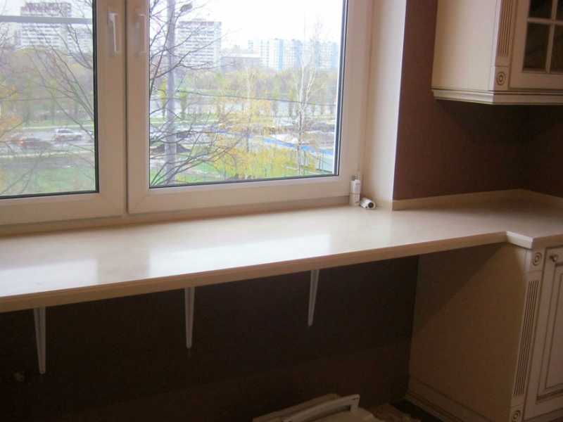 Стол-подоконник на кухне — экономим пространство