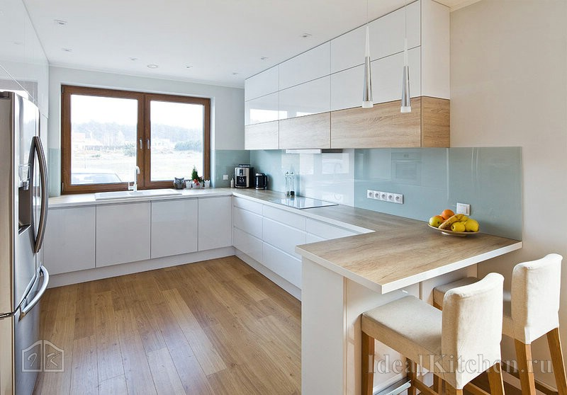 Дизайн белой кухни со столешницей в деревянном исполнении универсален по своей стилистике и практичен  При грамотном подходе такое сочетание  решит даже сложные геометрические задачираспределения пространства на кухне любой планировки и параметров