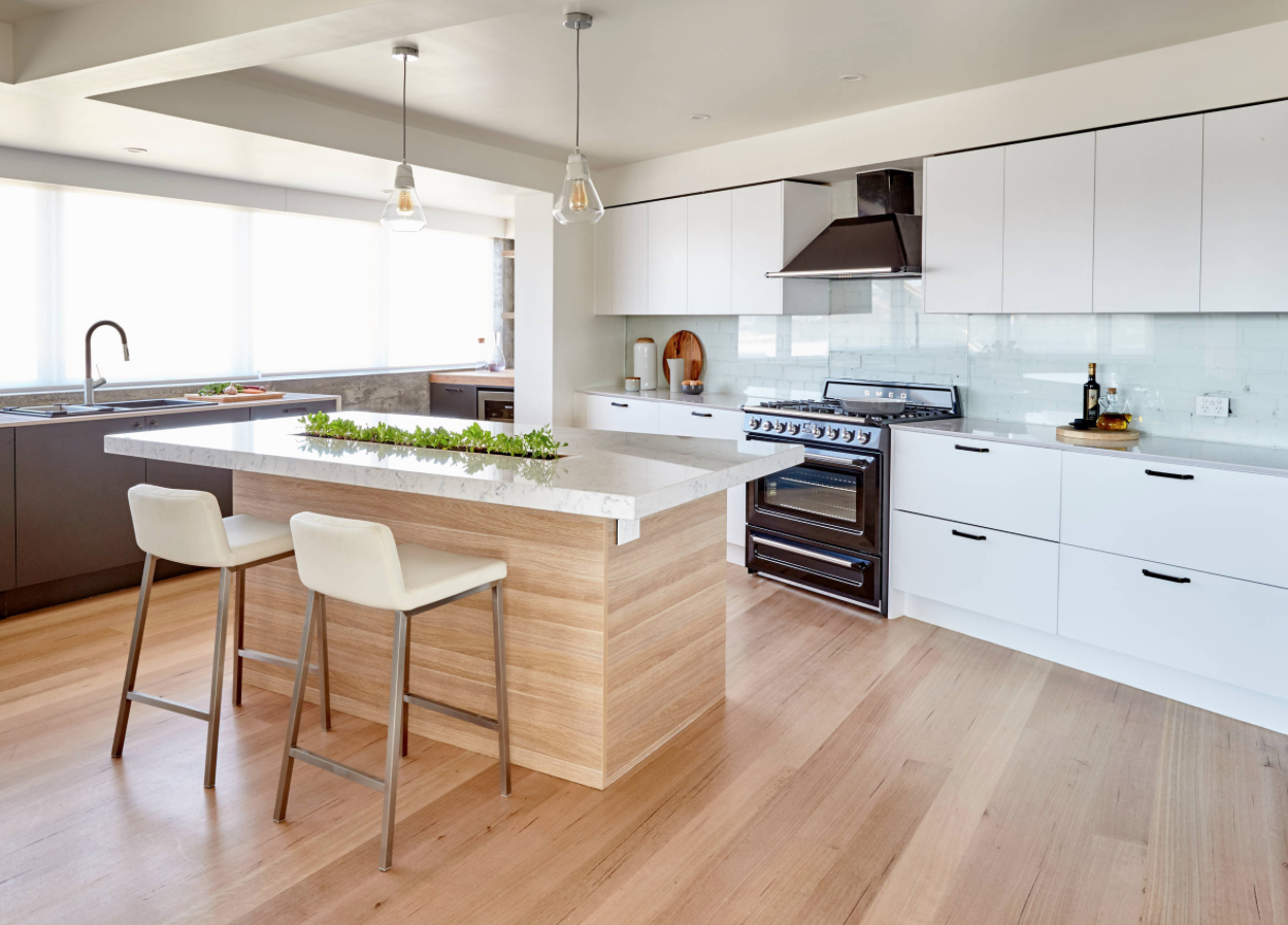 Белая кухня с деревянной столешницей - как ее оформить? | современные и модные кухни