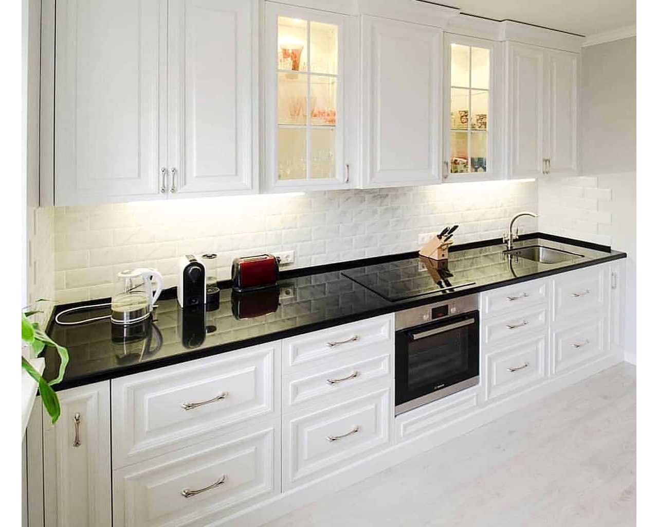 Белая кухня с темной столешницей и фартуком (50 фото)
