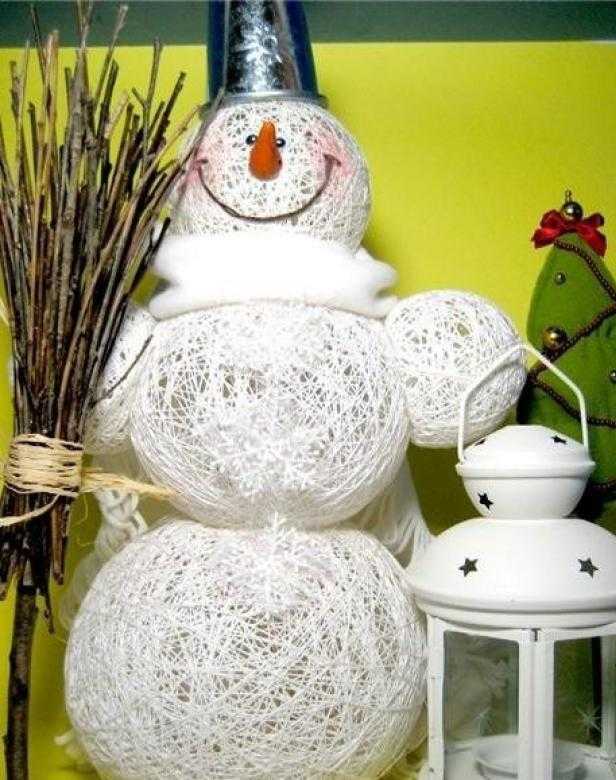 Снеговик своими руками на новый год из ниток и клея
