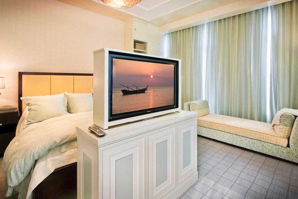 Телевизор в спальне - 100 фото необычных решений сочетания