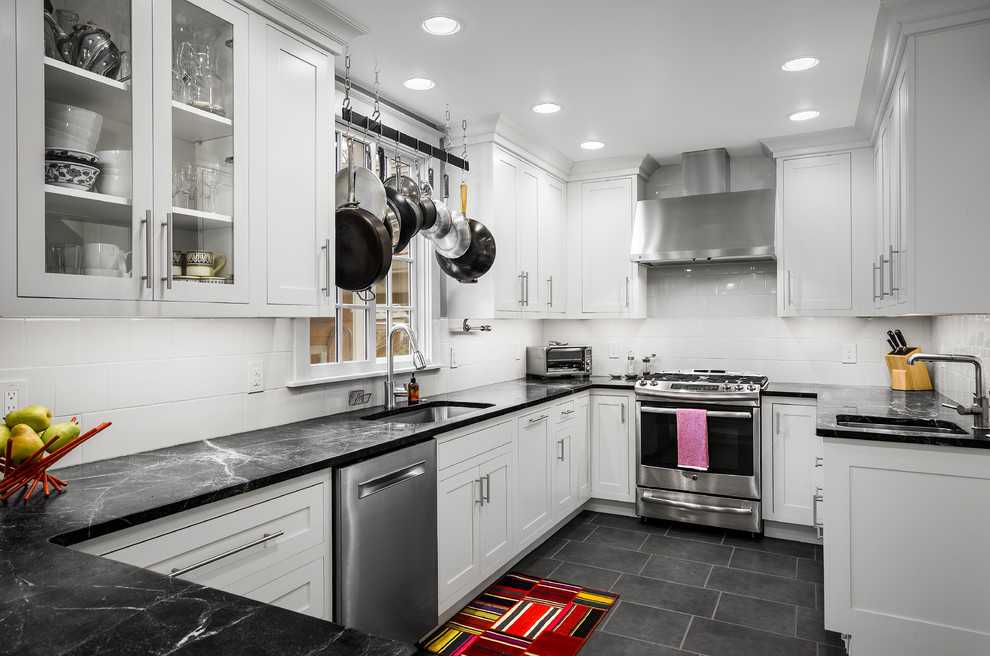 Белая кухня с черной столешницей – контраст и созвучие цветов в интерьере, 110+ лучших фото кухонь