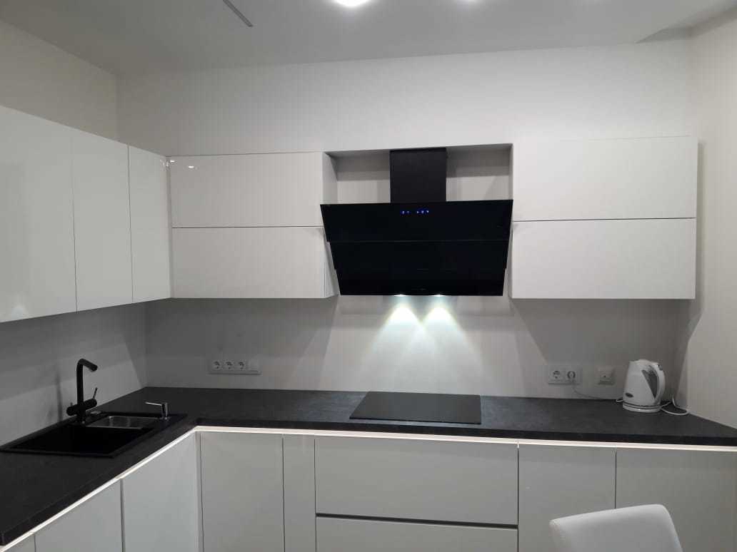 Белая кухня с черной столешницей (45 фото): создаем интерьер своими руками, инструкция, фото и видео-уроки