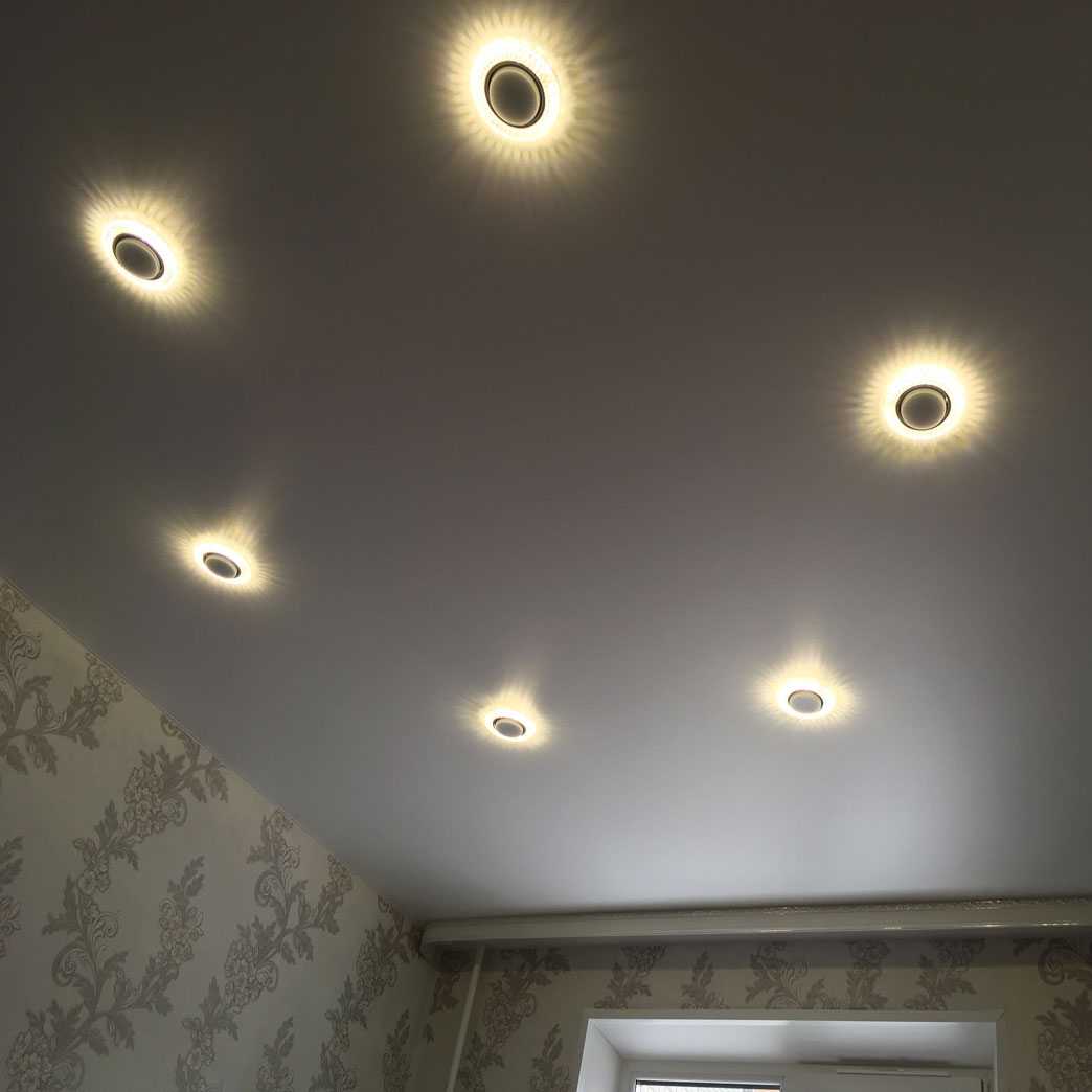 Схема расположения точечных светильников на потолке.