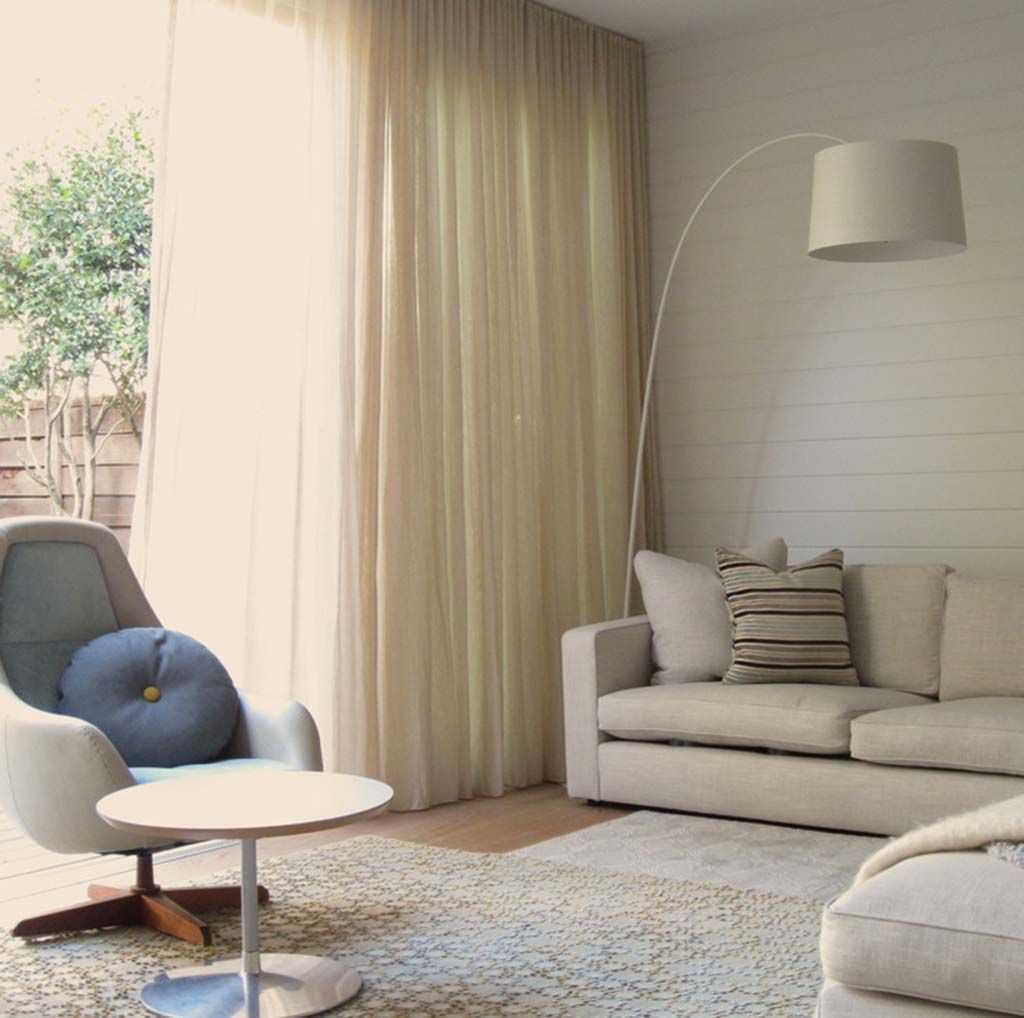 Льняные шторы для гостиной: естественность и элегантность