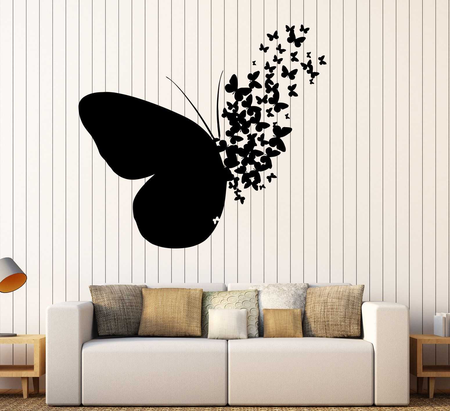 Оформление стены бабочками по трафарету