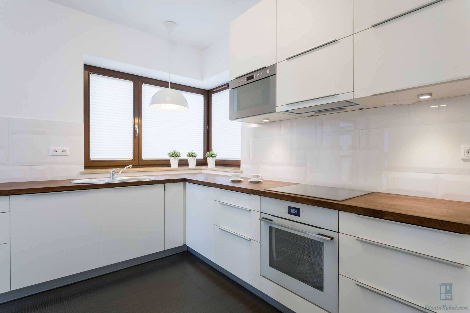 Белая кухня с деревянной столешницей: кухонный гарнитур в винтажном интерьере