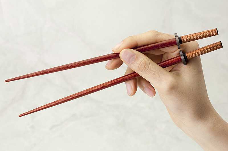 Как правильно держать палочки для суши: инструкция пошагово