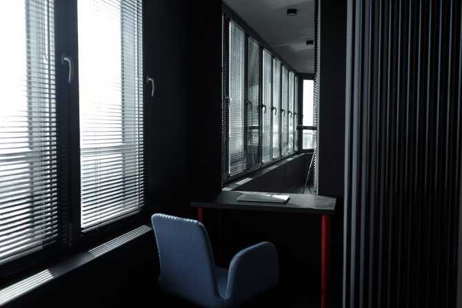 Кабинет на балконе: дизайн с компьютерным столом - 15 фото