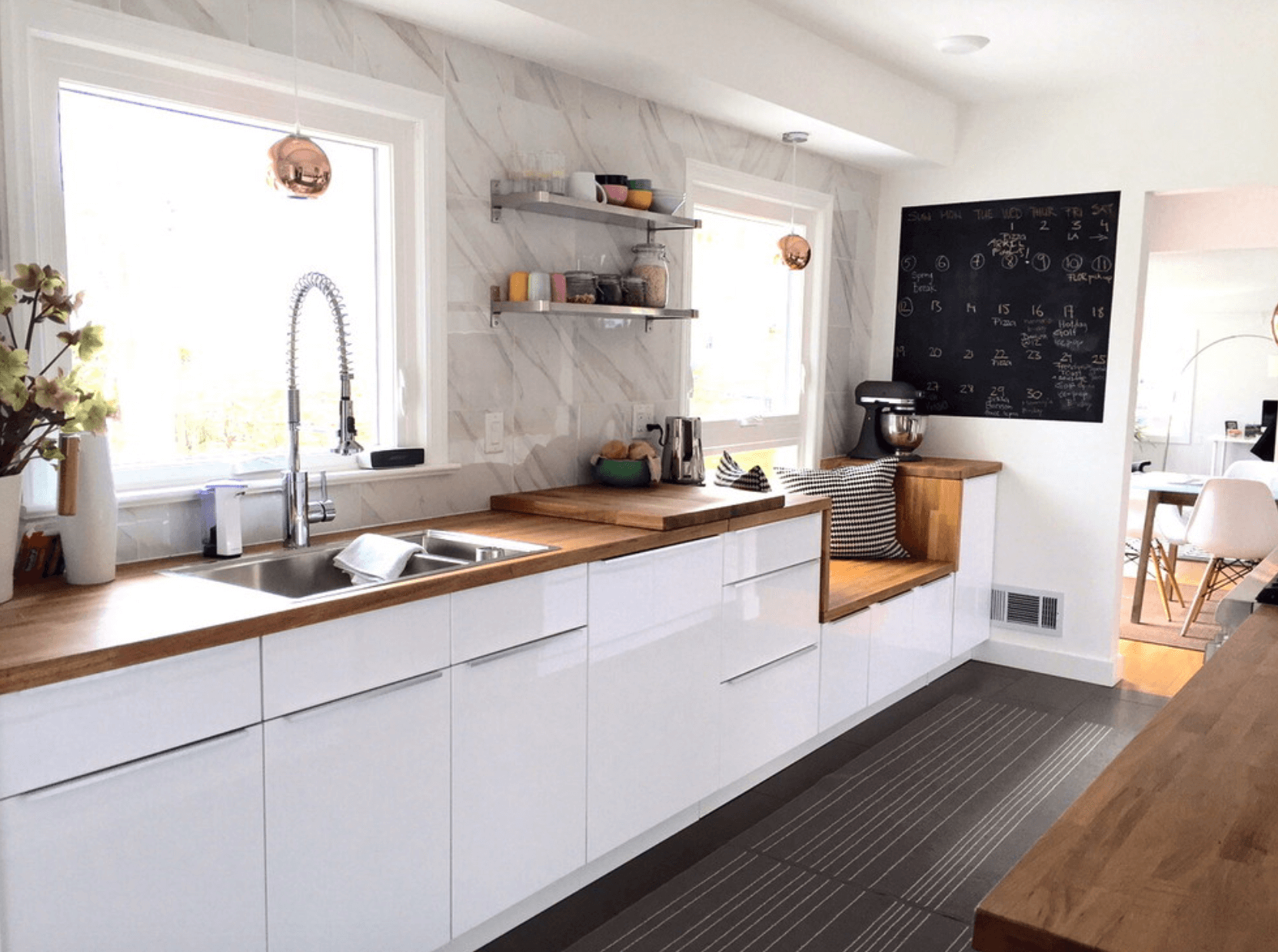 Белая кухня с деревянной столешницей: выбор фартука и обоев под гарнитур | дизайн и фото